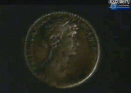 당대 동전에 새겨진 클레오파트라의 옆 모습. 눈이 크고 메부리코를 가진 여인이다.[사진=디스커버리채널 화면캡쳐]