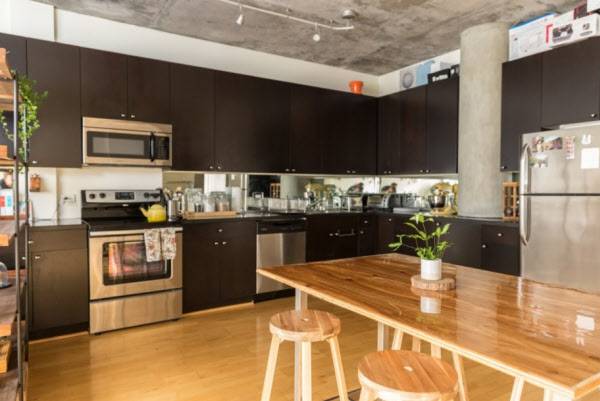 블랙 컬러로 통일한 주방 가구. /laurenedith.com