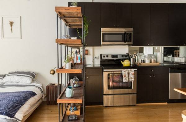 블랙 컬러와 스틸 소재로 꾸민 주방. /laurenedith.com