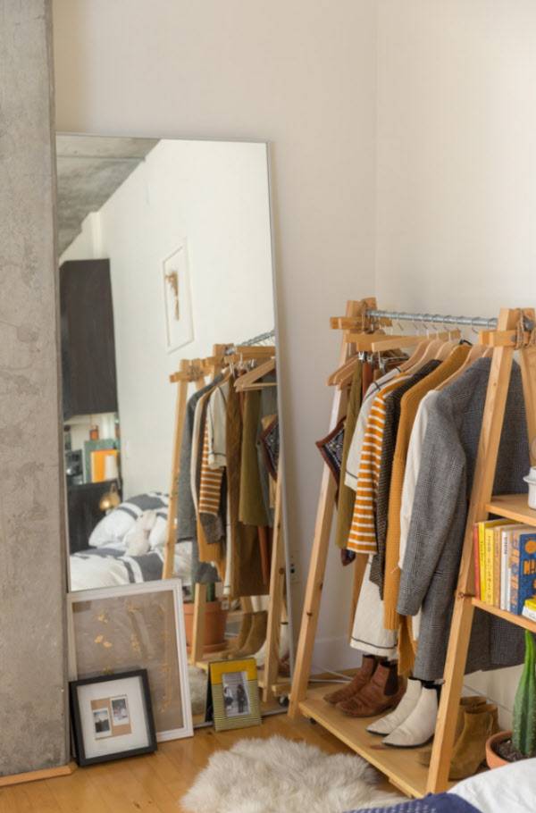 행거 바로 옆에 놓인 전신 거울. /laurenedith.com