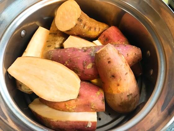 생고구마를 냄비에 한 번 쪄내면 고구마말랭이가 훨씬 촉촉하고 쫀득해진다.