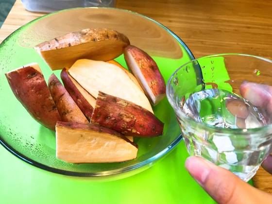 전자레인지로 고구마를 찔 때는 소주 한 컵 정도의 물을 넣는다.