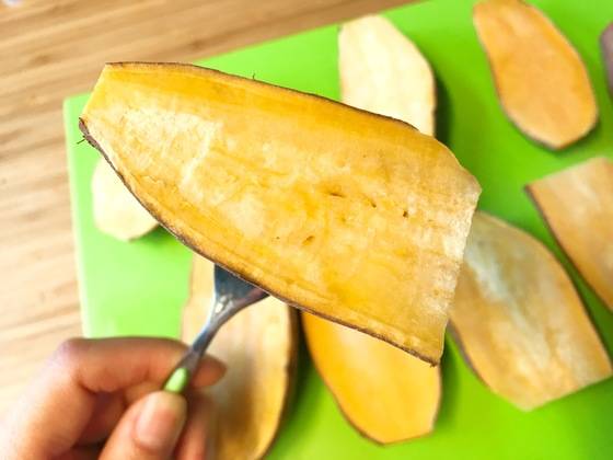 전자레인지로 7분간 돌린 고구마. 살짝 설 익었다.