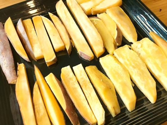80% 정도 익힌 고구마를 식혀서 고구마말랭이 크기로 길쭉하게 자른다.