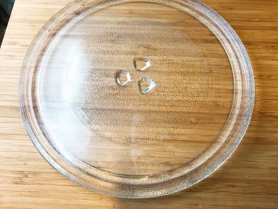 접시를 따로 쓰기 귀찮을 땐 전자레인지 회전접시를 이용한다.