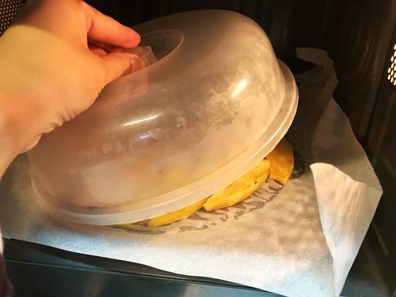 전자레인지용 덮개를 고구마 위에 덮고 2분간 돌린 뒤 덮개를 벗겨 1~2분간 식힌다. 더 확실하게 하려면 종이포일을 모아 들고 밖으로 빼냈다가 다시 깔아도 된다. 이 방법 역시 5번 반복한다.