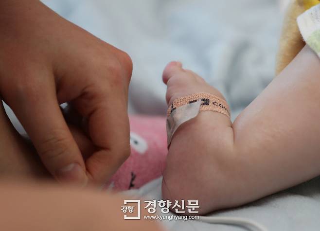 본재의 발에는 호흡 및 혈액 순환 상태를 측정하는 산소포화도 측정기가 연결돼 있다. 권도현 기자 lightroad@kyunghyang.com