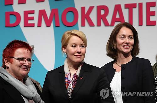 獨여성부장관에 동독 39세 여성…메르켈 등장과 유사 (베를린 EPA=연합뉴스) 독일 수도 베를린 내 구청 격인 노이쾰른 지자체 대표 프란치스카 기파이(가운데)가 8일(현지시간) 베를린에서 열린 사회민주당(SPD) 행사에 참석하고 있다. 대연정 소수 사민당 지도부는 자당에 배분된 6개 장관 인선안을 고려하면서 옛 동독 도시 프랑크푸르트안데어오더 태생의 39세 여성 정치인 기파이를 차기 연방정부 가족노인여성청소년부 장관에 기용하기로 했다고 현지 언론이 9일 보도했다. 기파이의 중앙 정치무대 등장은 함부르크 태생이지만 동독에서 성장한 메르켈이 통일독일 초대내각의 같은 부처 장관으로 36세때 등장한 것과 묘하게 오버랩돼 관심을 끌고 있다.     ymarshal@yna.co.kr