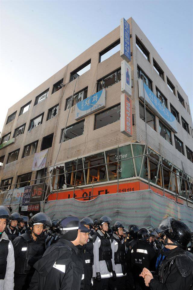 화재가 발생한 건물. 1층 가림막 뒤로 ‘남일당’이라고 쓰인 간판이 보인다. 한국일보 자료사진