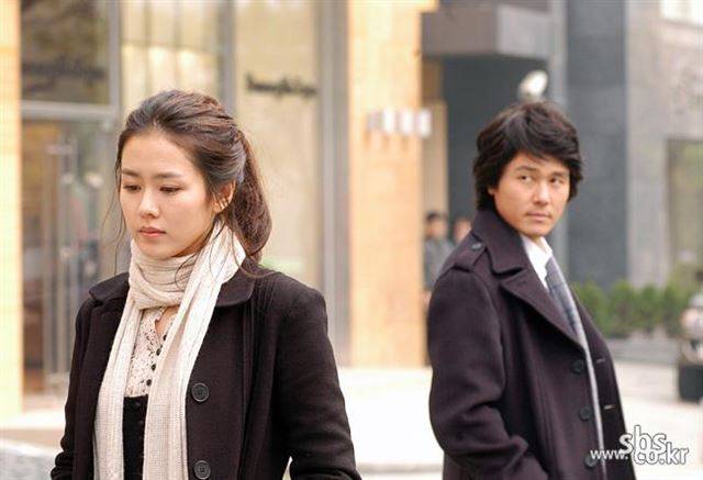 배우 감우성은 SBS 드라마 '연애시대'에서 이혼 후에도 전 아내 은호(손예진)와 관계를 이어가는 남자 동진 역을 연기했다. 한국일보 자료사진