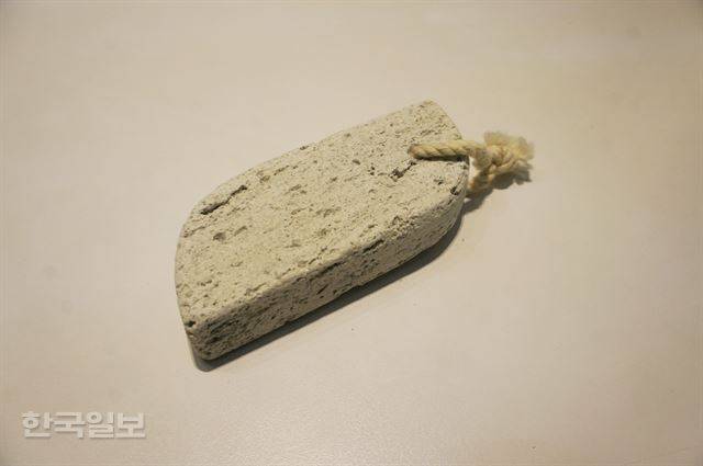 발바닥의 각질을 제거하는 화산석. 이혜미 기자