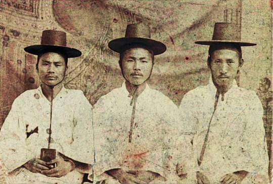 이재명 의사에게 절대적 영향을 준 안창호(가운데)와 그의 형제들. 독립협회 평양지회 활동 무렵이다.