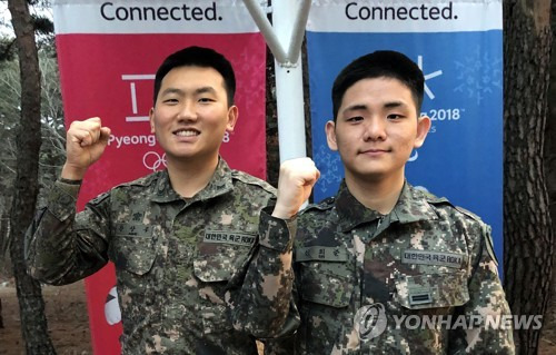 패럴림픽 경비 중 생명 구한 군장병 (강릉=연합뉴스) 2018 평창 패럴림픽 경비작전 중이던 10일 오전 2시께 강원 강릉시 교동 주택가에서 길에 쓰러져 있던 남성을 구한 육군 23사단 쌍용대대 강상우 중사(왼쪽)와 신희준 일병. 2018.3.10 [육군 23사단 제공=연합뉴스]