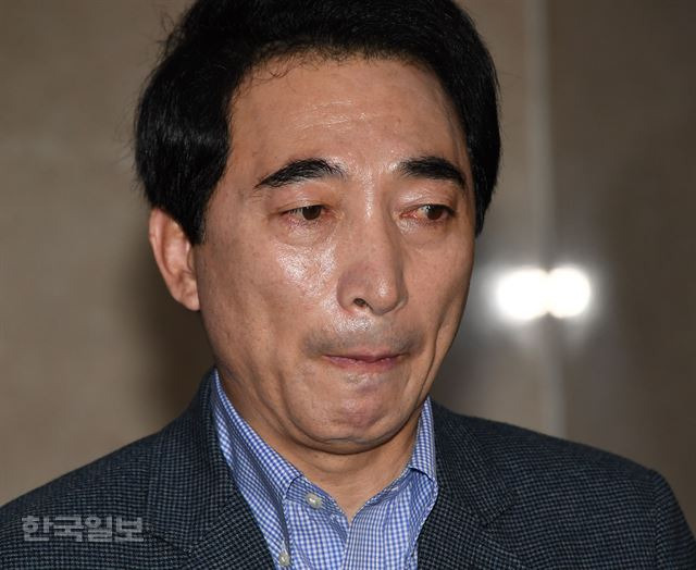 전 아내와의 이혼과정과 생활비 제공 등의 답변 도중  말이 끊기며 잠시 울먹이고  있다. 오대근기자 inliner@hankookilbo.com