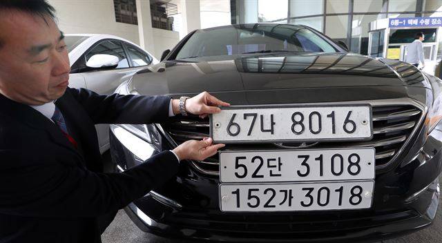 국토교통부가 자동차 번호판 등록체계와 디자인 변경을 위해 11일부터 2주간 온라인을 통해서 국민 의견수렴에 나선다. 국토부는 승용차 등록번호 체계 개선을 위해 기존 번호판(맨 위)에 한글 받침을 추가하는 방안(가운데)과 앞 숫자를 추가해 3자리로 하는 방안(맨 아래)을 두고 국민의 생각을 듣기로 했다. 연합뉴스