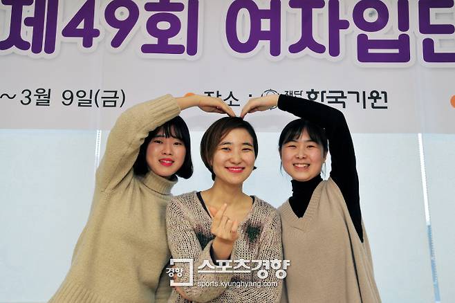 도은교 초단(가운데)이 이단비(왼쪽)·이도현 초단과 함께 환한 얼굴로 기념사진을 찍고 있다.