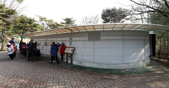 용인 에버랜드 통키 사육장 외부모습. 북극곰 사육장 전체가 커다란 흰색 가림막으로 둘러쳐 있다. 관람객들은 작은 창을 통해 통키를 볼 수 있다. 최승식 기자