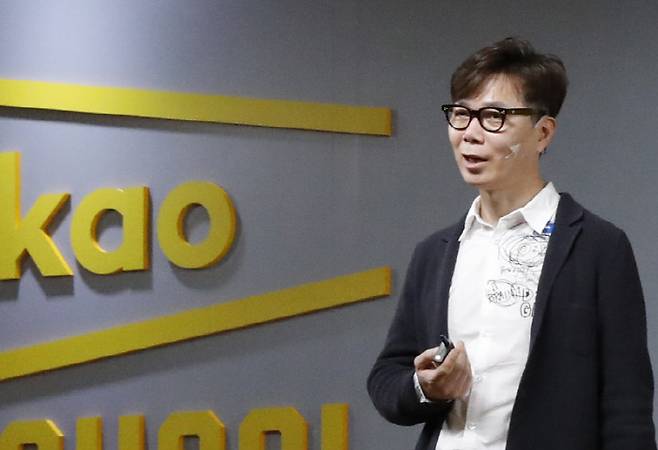 소설가 김영하씨가 지난 11일 경기 성남시 카카오 판교오피스에서 ‘AI 시대의 창의성’을 주제로 강연하고 있다. 카카오 제공