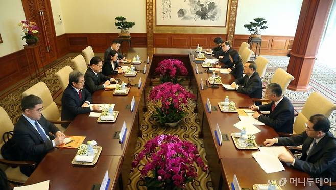 중국을 방문한 정의용 청와대 국가안보실장 일행이 중국 양제츠 외교담당 국무위원 일행과 12일 베이징 조어대에서 최근 문재인 대통령 대북 특사의 북한 및 미국 방문 결과에 대해 회담하고 있다.