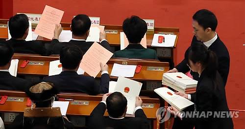 투표용지 나눠주는 전인대 개헌 표결 검표인들.[연합DB]