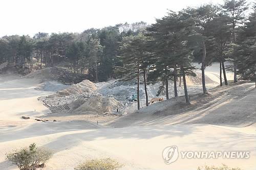 2013년 3월 일본 후쿠시마(福島)현 미나미소마(南相馬)시의 가시마(鹿島)골프장에서 방사성 물질에 오염된 토양을 제거하는 작업을 하는 모습. [연합뉴스 자료사진]