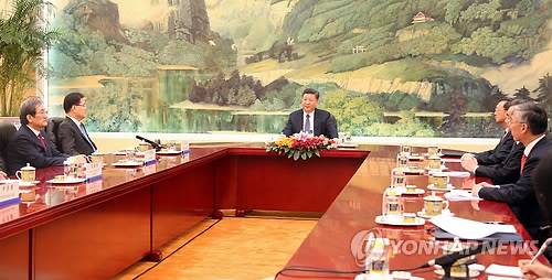 환담하는 시진핑과 정의용 (베이징=연합뉴스) 김진방 특파원 = 12일 오후 중국 베이징(北京) 인민대회당 푸젠팅에서 방북 방미 결과를 설명하기 위해 방문한 정의용 국가안보실장이 시진핑(習近平) 중국 국가주석을 접견하고 있다. 2018.3.12      chinakim@yna.co.kr