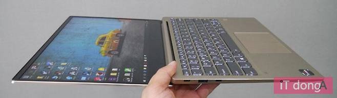 화면은 180도로 펼 수 있으며 시야각도 우수하다