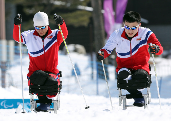 North Korean skiers Ma Yu-chol (left) and Kim Jong-hyon practice at the Alpensia Biathlon Center in PyeongChang, Gangwon Province, Saturday. (Yonhap)