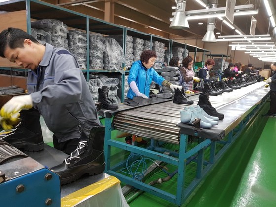 22년 만에 중국 공장을 철수하고 부산에 돌아온 트렉스타가 자체 브랜드 신발 생산에 한창이다. 이은지 기자