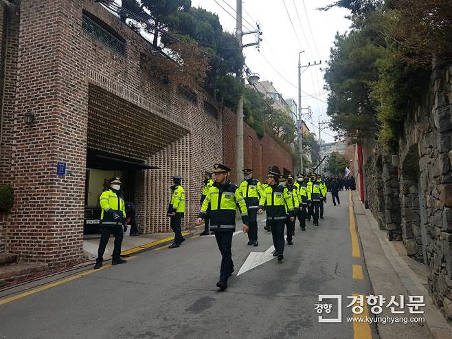 14일 서울 논현동 이명박 전 대통령 자택 앞에 경찰 병력이 경비를 서고 있다. /김지혜 기자