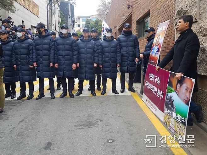 14일 서울 논현동 이명박 전 대통령 자택 앞에 경찰 병력이 경비를 서고 있는 가운데 한 시민이 이 전 대통령의 구속을 촉구하는 1인 시위를 하고 있다. /김지혜 기자