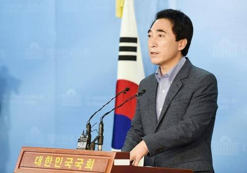 국회서 기자회견하는 박수현 충남지사 예비후보 [박수현 충남지사 예비후보 캠프 제공=연합뉴스]