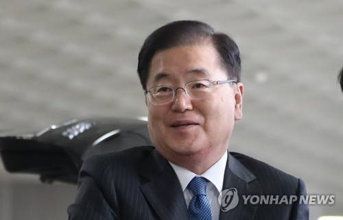 중국으로 향하는 정의용 청와대 국가안보실장 (서울=연합뉴스) 하사헌 기자 = 정의용 청와대 국가안보실장이 방북·방미 결과를 설명하기 위해 지난 12일 오전 김포공항을 통해 중국으로 출국하기 전 차에서 내려 이동하고 있다.     toadboy@yna.co.kr