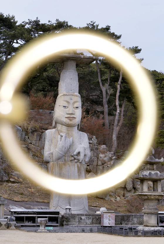 논산 관촉사를 찾은 관광객들이 은진미륵(석조미륵보살입상)을 구경하고 있다. 프리랜서 김성태
