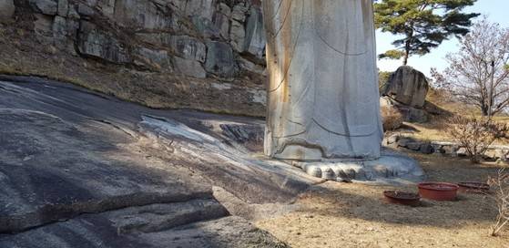 관촉사 은진미륵의 하단 모습. 발가락과 옷자락까지 섬세하게 조각돼 있다. 김방현 기자