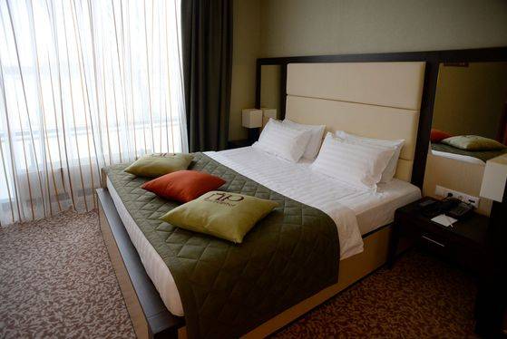 뉴 페터호프 호텔 룸. 선수단은 1인 1실에 묵고 호텔 두 동 객실을 모두 사용한다. 연회장도 치료실, 장비실 등으로 활용할 수 있다. [AFP=연합뉴스]