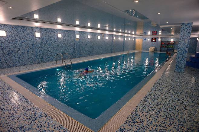 한국축구대표팀이 묵을 숙소인 뉴 페터호프 호텔 내부의 수영장. [AFP=연합뉴스]