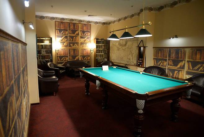 도서관 형태로 꾸며진 휴게실. 당구대가 비치되어 있다. [AFP=연합뉴스]