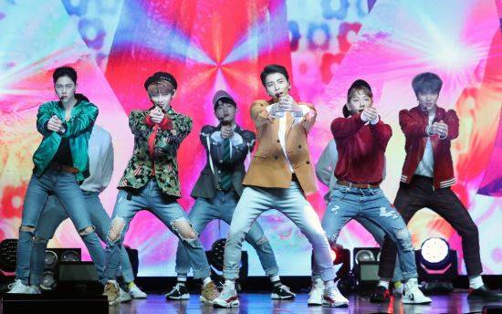 그룹 JBJ가 지난 1월 17일 오후 서울 광진구 예스24라이브홀에서 열린 두 번째 미니앨범 ‘TRUE COLORS' 기자 쇼케이스에서 멋진무대를 선보이고 있다. 사진=뉴시스