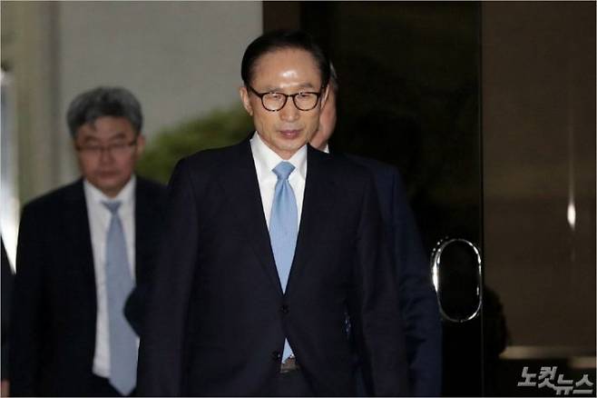 이명박 전 대통령이 15일 오전 피의자 조사 후 서울중앙지검을 나서고 있다. (사진=박종민 기자)