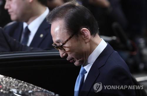 이명박 전 대통령, 21시간 피의자 조사 후 귀가 [MB소환] 이명박 '귀가'      (서울=연합뉴스) 임헌정 기자 = 검찰 조사를 마친 이명박 전 대통령이 15일 오전 서초동 서울중앙지검을 나서고 있다. 2018.3.15      kane@yna.co.kr