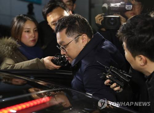 다스 실소유주 의혹의 핵심 인물인 이명박(77) 전 대통령의 아들 이시형(40) 다스 전무가 서울 서초구 중앙지검에 소환돼 16시간에 걸친 조사를 받고 지난달 26일 새벽 귀가하고 있다. [연합뉴스 자료사진]
