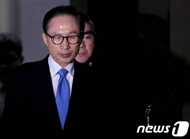 '뇌물수수·횡령·조세포탈' 등의 혐의를 받고 있는 이명박 전 대통령. 2018.3.15/뉴스1 © News1 이재명 기자