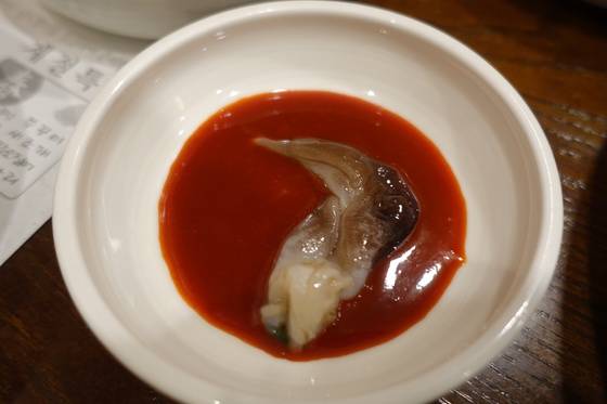 초고추장에 뉘어놓은 새조개 살.