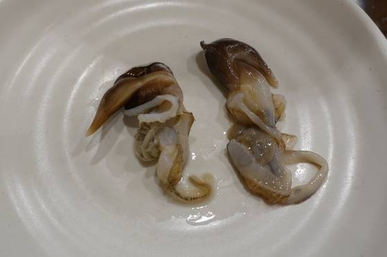 익은 새조개 살(왼쪽)과 익지 않은 것. 익어도 크기나 모양이 많이 달라지지 않는다.