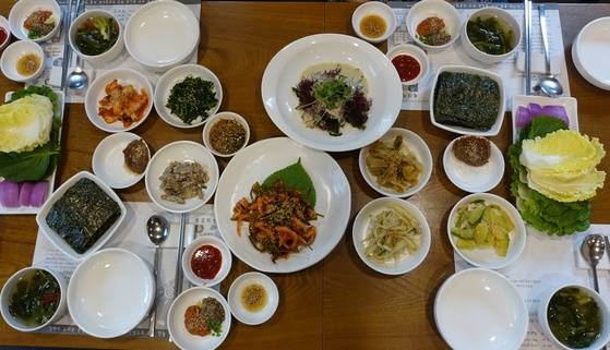 ‘남도사계 고운님’ 삼성역점의 주안상 기본 상차림.