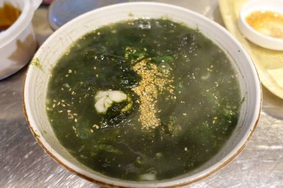 매생잇국. 어려서 김과 매생이 고르는 일을 지긋지긋하게 해 그는 지금도 ’매생이가 웬수 같다“ 고 했다.