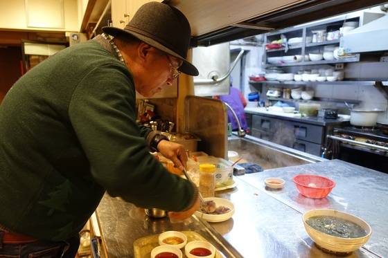 주꾸미 몸통을 먹통이 터지지 않게 조심해 자르는 ‘고운님’ 주인 정춘근씨.