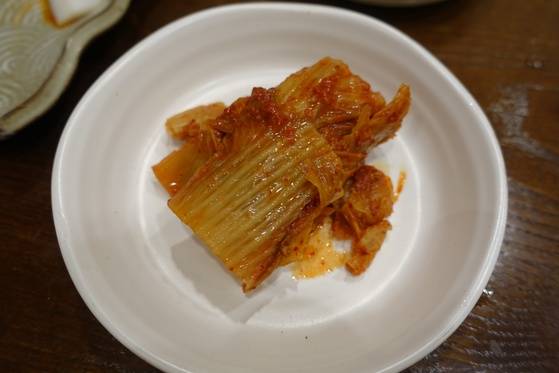 죽에 곁들여 먹은 묵은지. 묵은지는 2000년대 들어 유행하는 김치인데 사회경제적 규명이 필요한 음식이다.