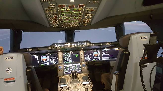 시뮬레이터의 조종석. 실제 비행기 조종석과 똑같이 꾸며졌다. 창 밖으로 활주로가 보인다.